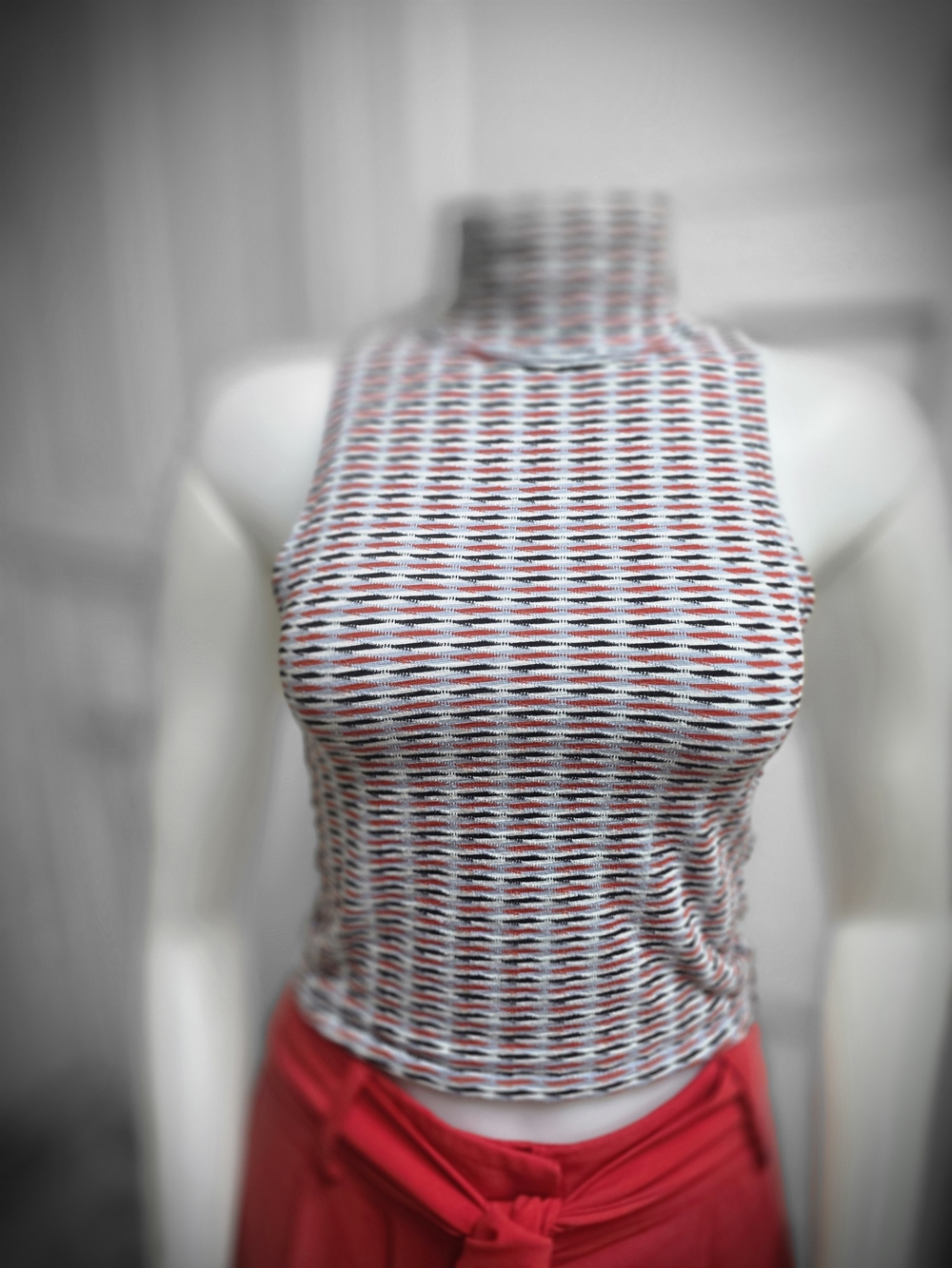 Sleeveless Mock Neck Patterned Crop Top - Red/White